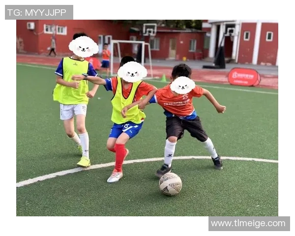 《从草地到绿茵场 足球巨星们的少年成长之路》